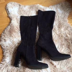 Candie’s black boots